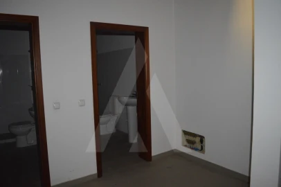 Armazém para Venda em Vilarinho do Bairro