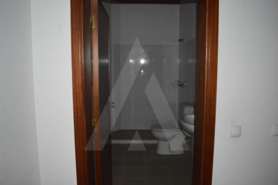 Armazém para Venda em Vilarinho do Bairro