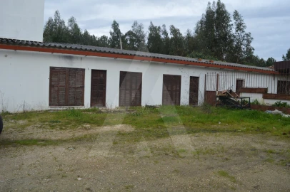 Armazém para Venda em Vilarinho do Bairro