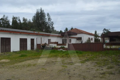 Armazém para Venda em Vilarinho do Bairro