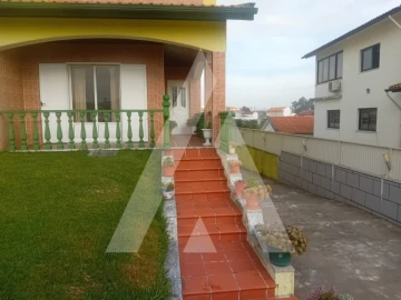 Moradia T4 para Venda em Oliveira do Bairro