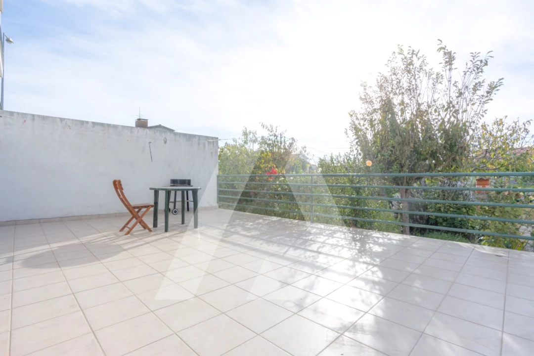 Apartamento T2 para Arrendamento em Santo Varão Foto 5