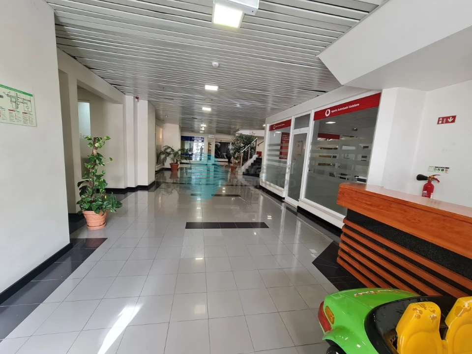 Loja para Arrendamento em Santa Maria, São Pedro e Matacães Foto 2