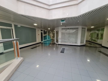 Loja para Arrendamento em Santa Maria, São Pedro e Matacães