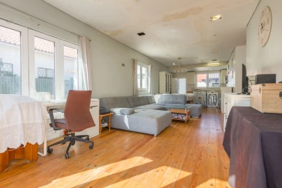 Moradia T2 para Venda em Charneca de Caparica e Sobreda