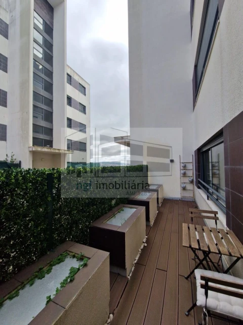 Apartamento T2 para Arrendamento em Santo António dos Cavaleiros e Frielas