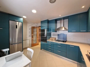 Apartamento T2 para Arrendamento em Santo António dos Cavaleiros e Frielas