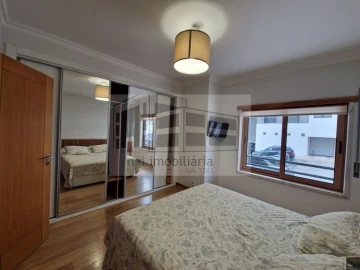 Apartamento T2 para Arrendamento em Santo António dos Cavaleiros e Frielas