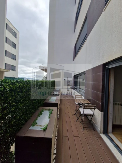 Apartamento T2 para Arrendamento em Santo António dos Cavaleiros e Frielas