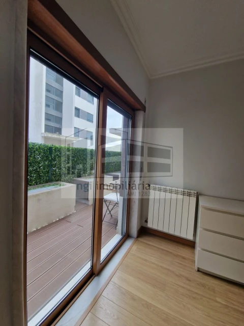 Apartamento T2 para Arrendamento em Santo António dos Cavaleiros e Frielas