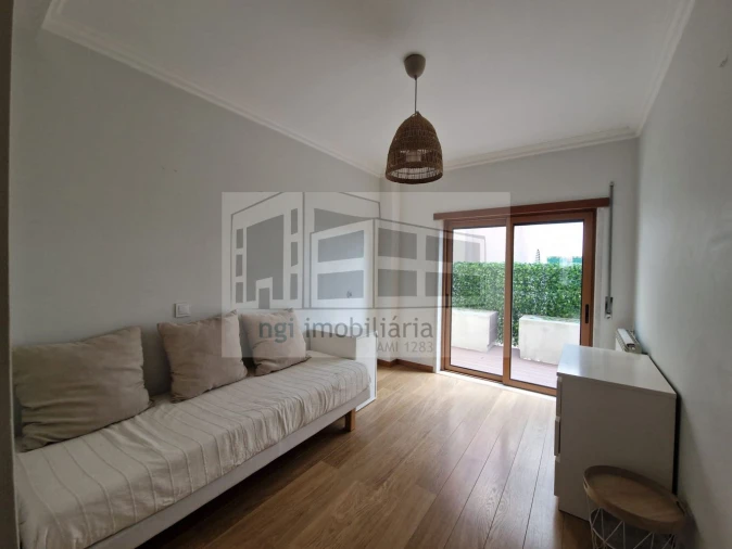 Apartamento T2 para Arrendamento em Santo António dos Cavaleiros e Frielas Foto 3