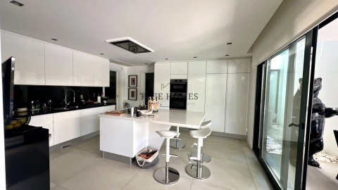 Moradia T4 para Venda em Charneca de Caparica e Sobreda