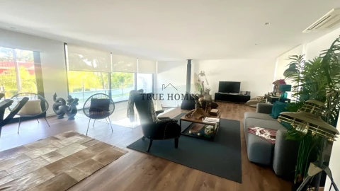 Moradia T4 para Venda em Charneca de Caparica e Sobreda