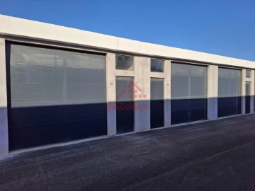 Garagem para Arrendamento em Santa Maria, São Pedro e Matacães