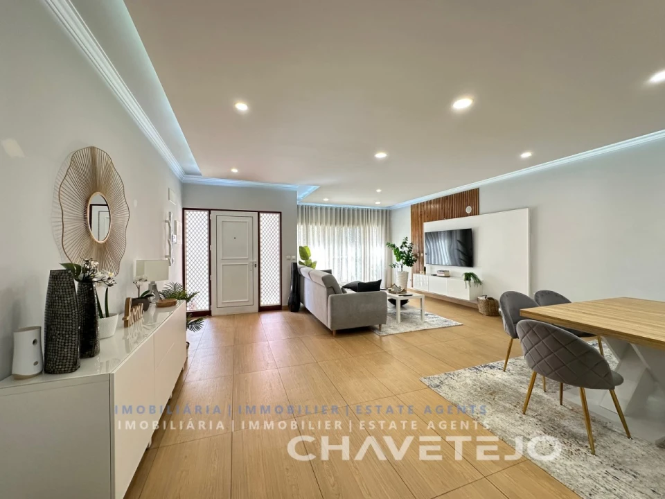 Apartamento T3 para Venda em São João Baptista e Santa Maria dos Olivais Foto 2