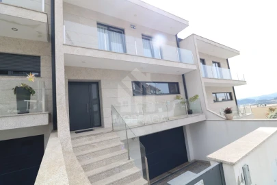 Moradia T3 para Venda em Esporões