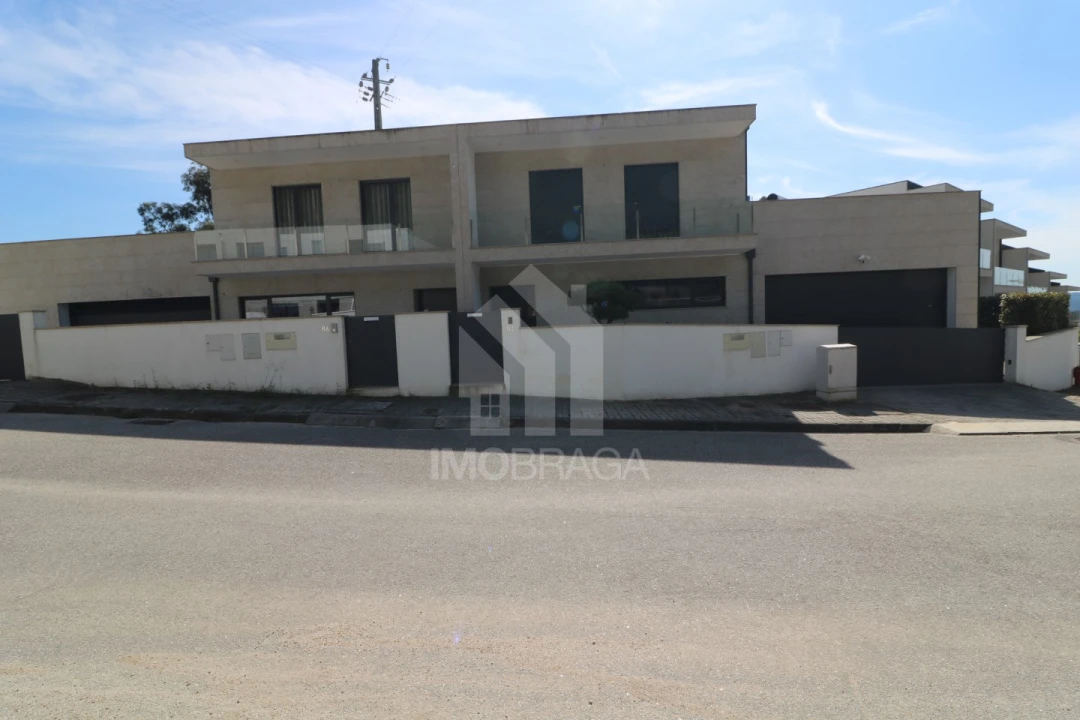 Moradia T3 para Venda em Esporões Foto 47