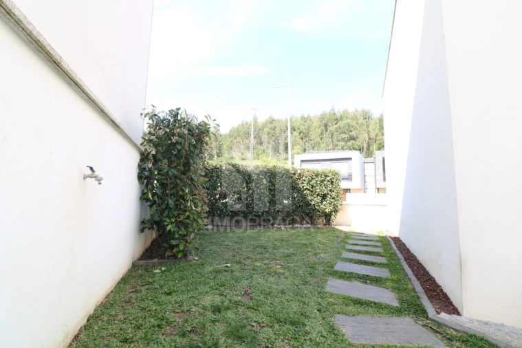 Moradia T3 para Venda em Esporões Foto 43