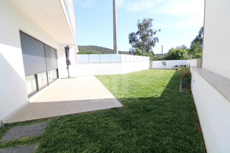 Moradia T3 para Venda em Esporões Foto 46