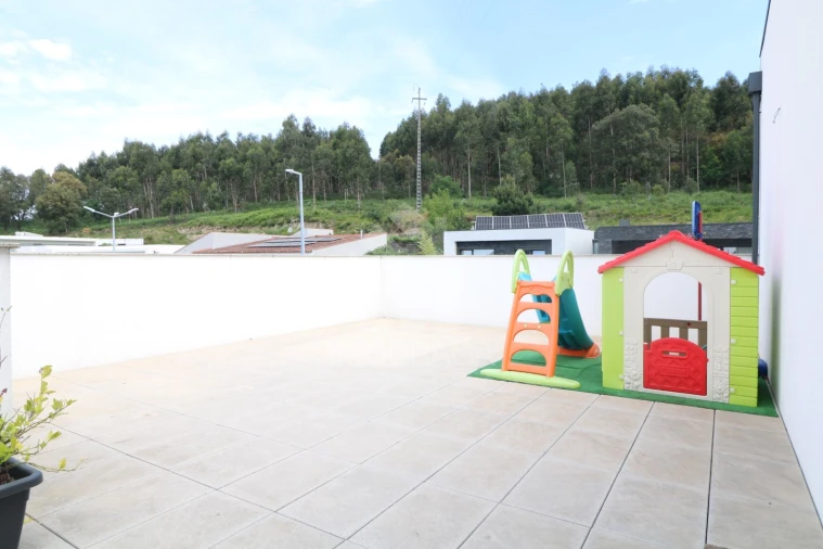 Moradia T3 para Venda em Esporões Foto 50