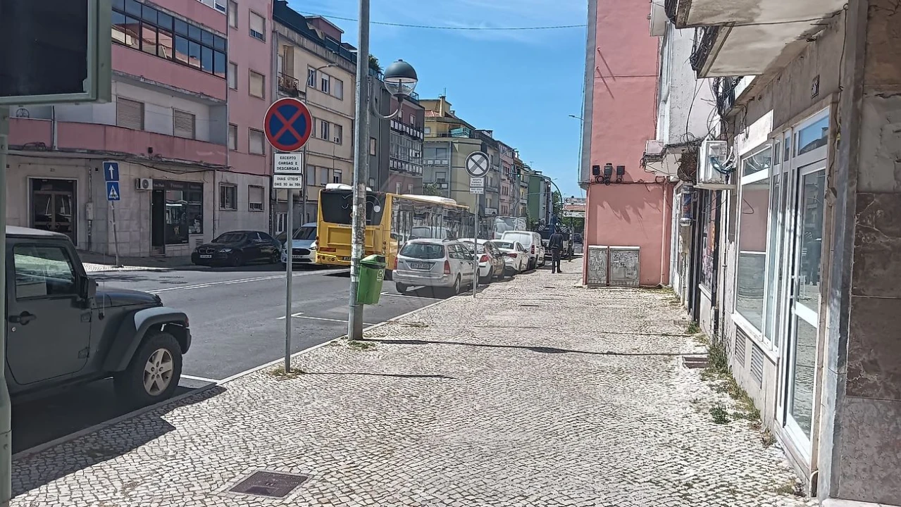 Loja para Arrendamento em Venteira Foto 1