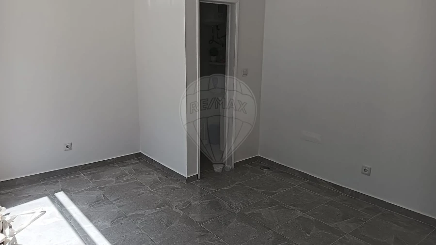 Loja para Arrendamento em Venteira Foto 7