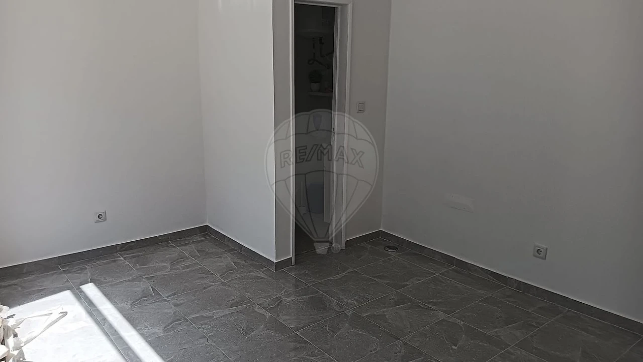 Loja para Arrendamento em Venteira Foto 7