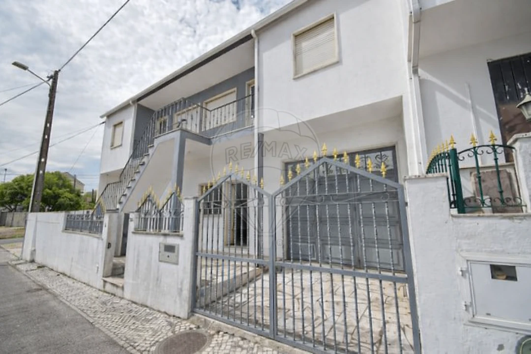 Prédio para Venda em Pontinha e Famões Foto 35