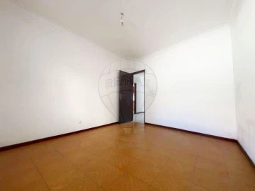 Prédio para Venda em Pontinha e Famões