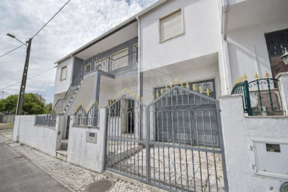 Prédio para Venda em Pontinha e Famões