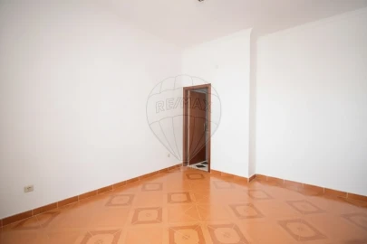 Prédio para Venda em Pontinha e Famões