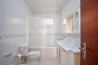 Prédio para Venda em Pontinha e Famões