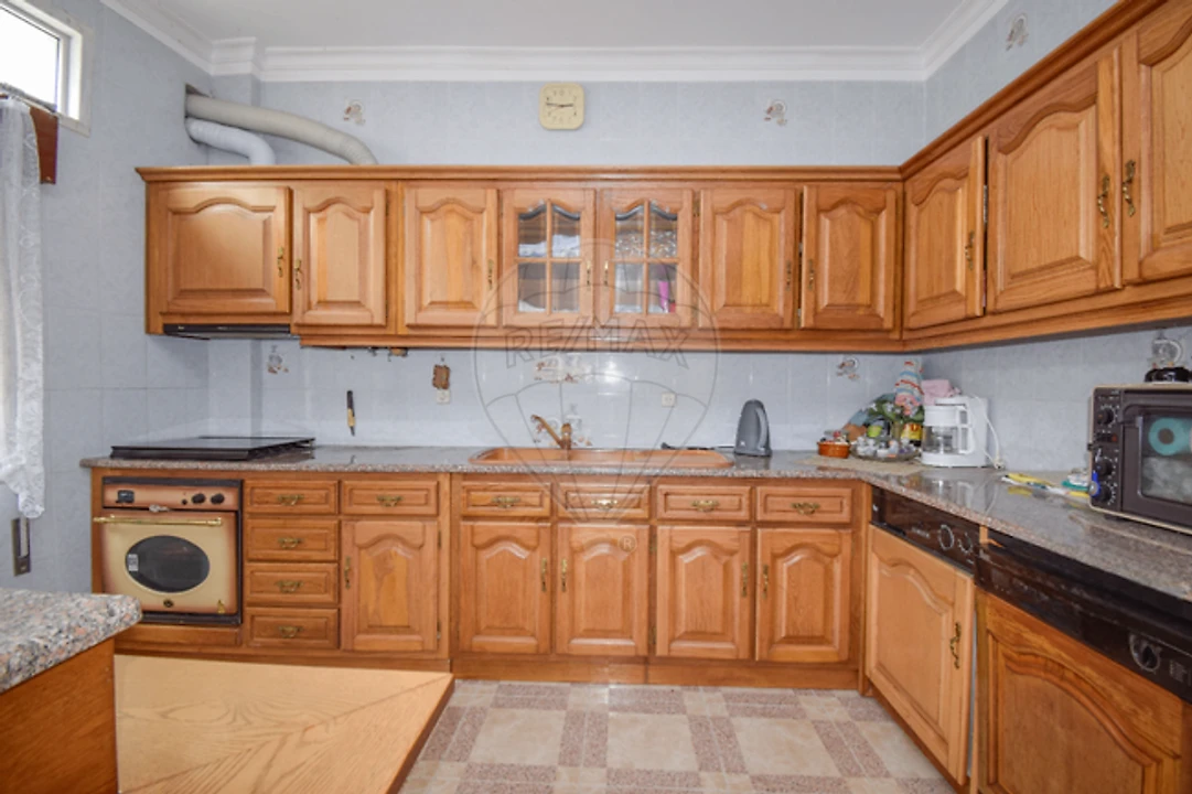 Prédio para Venda em Pontinha e Famões Foto 5