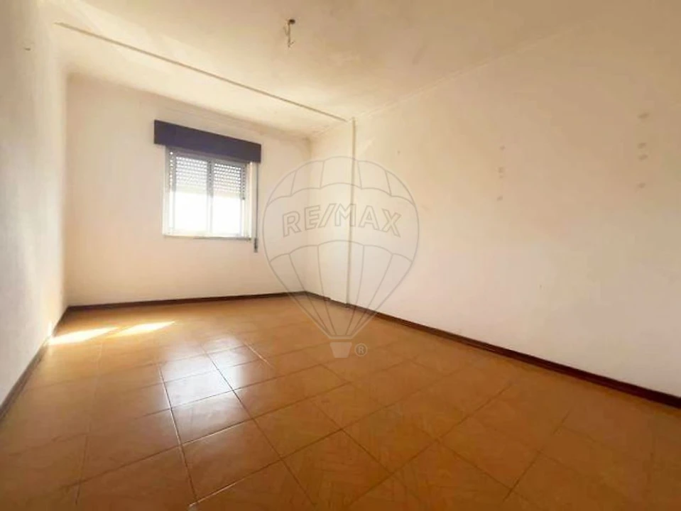 Prédio para Venda em Pontinha e Famões Foto 24