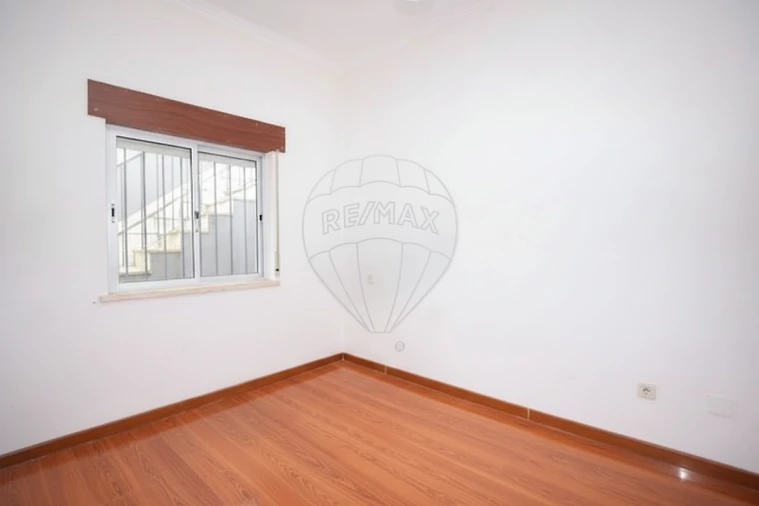 Prédio para Venda em Pontinha e Famões Foto 38