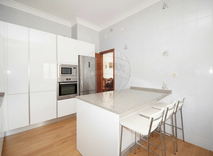 Prédio para Venda em Pontinha e Famões Foto 9