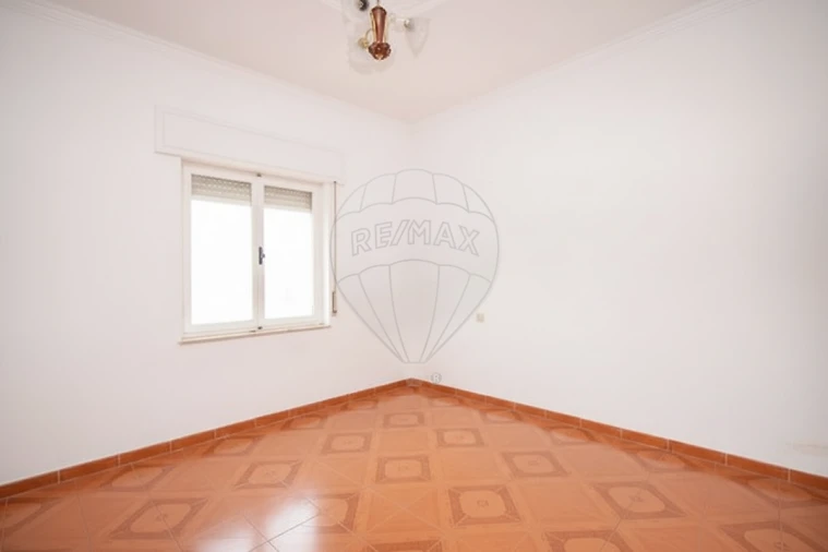 Prédio para Venda em Pontinha e Famões Foto 36