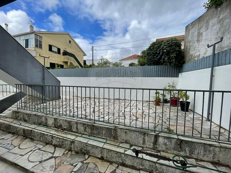 Prédio para Venda em Pontinha e Famões Foto 4