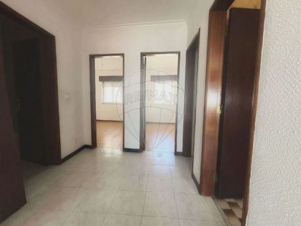 Prédio para Venda em Pontinha e Famões Foto 14