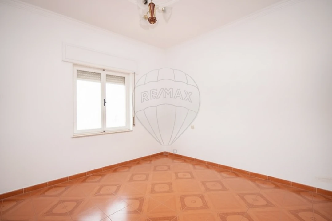 Prédio para Venda em Pontinha e Famões Foto 36