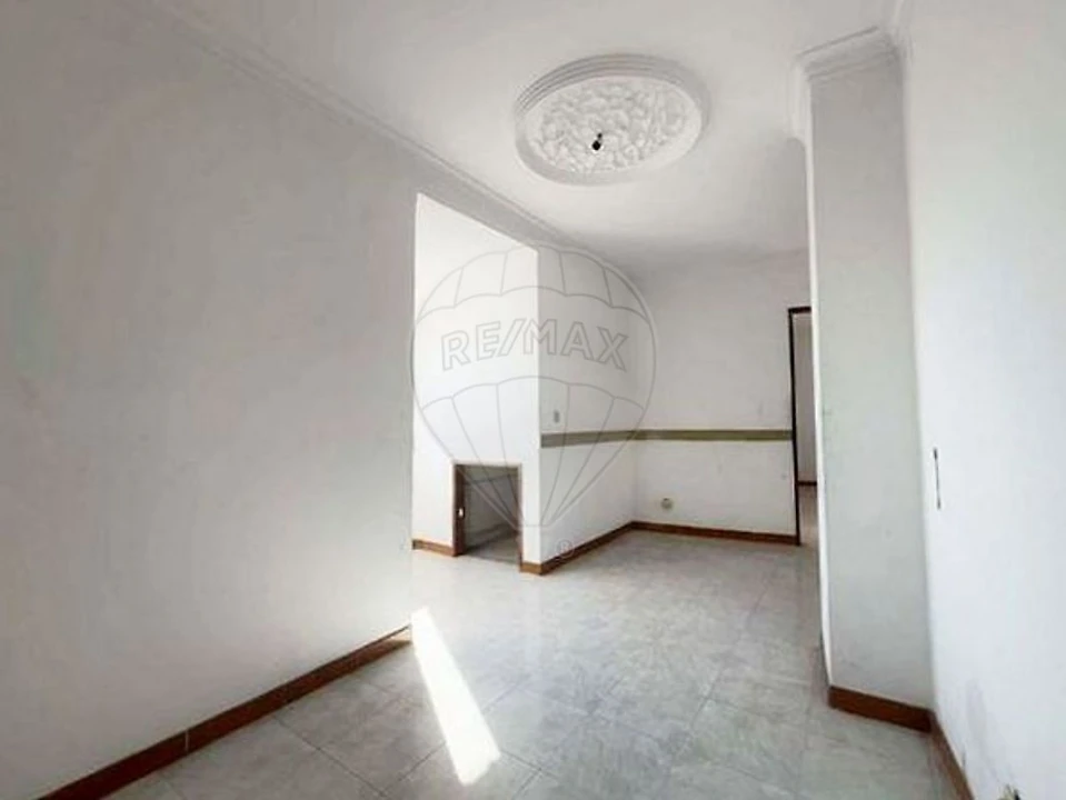 Prédio para Venda em Pontinha e Famões Foto 22