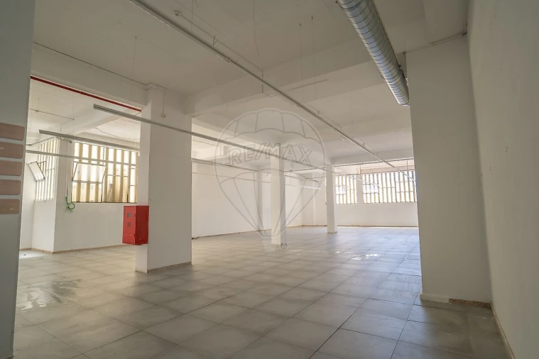 Armazém para Arrendamento em Sacavém e Prior Velho Foto 10