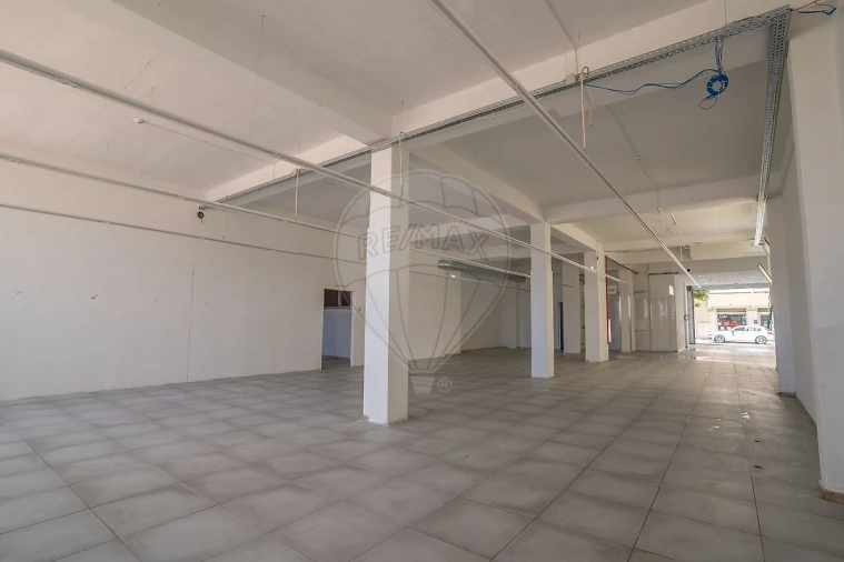 Armazém para Arrendamento em Sacavém e Prior Velho Foto 3