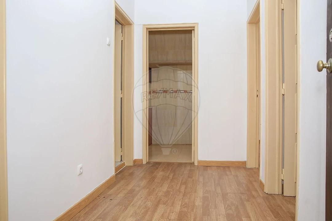 Apartamento T2 para Venda em Carregado e Cadafais Foto 18