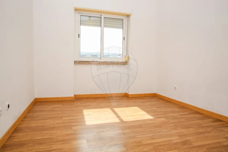 Apartamento T2 para Venda em Carregado e Cadafais Foto 9