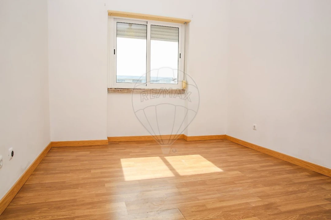 Apartamento T2 para Venda em Carregado e Cadafais Foto 9