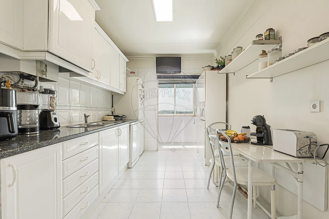 Apartamento T2 para Venda em Alfragide Foto 12