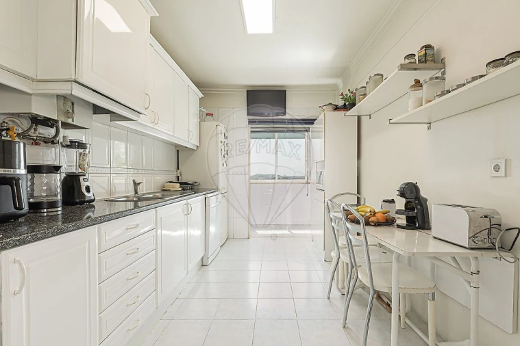 Apartamento T2 para Venda em Alfragide Foto 12