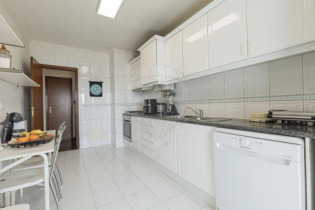 Apartamento T2 para Venda em Alfragide Foto 14