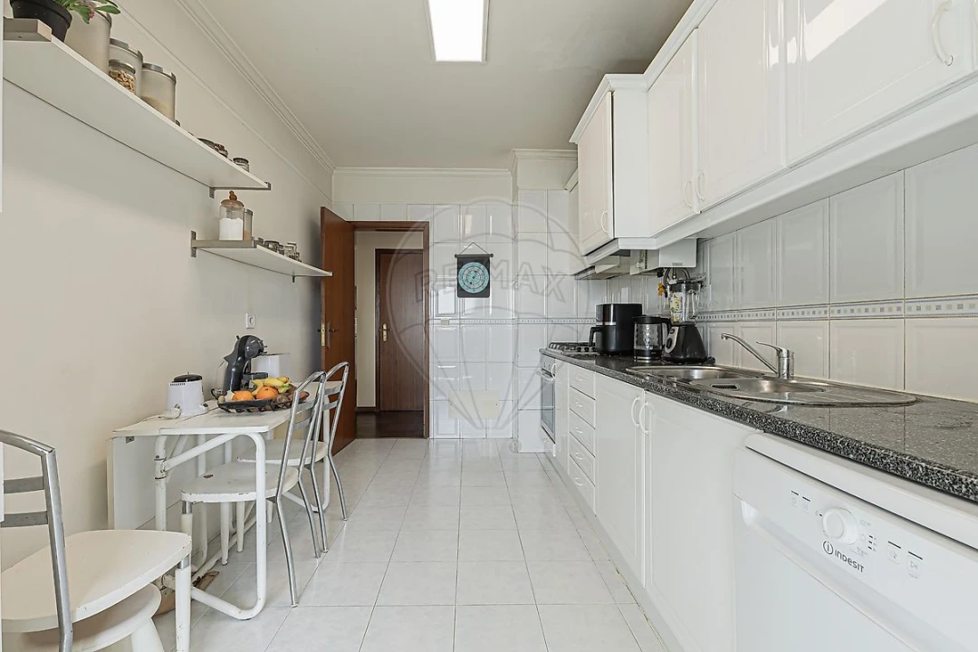 Apartamento T2 para Venda em Alfragide Foto 13